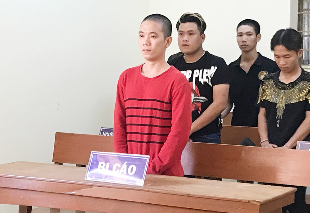 Bênh vực bạn lấy dao đâm người