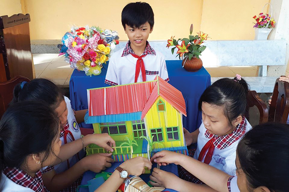 Học sinh đến trường, “học mà chơi”