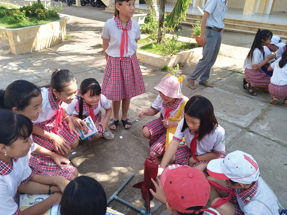 Học sinh đến trường, “học mà chơi”