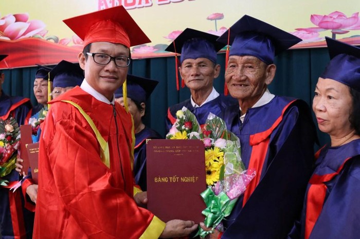 Cụ ông 76 tuổi nhận bằng tốt nghiệp y sĩ