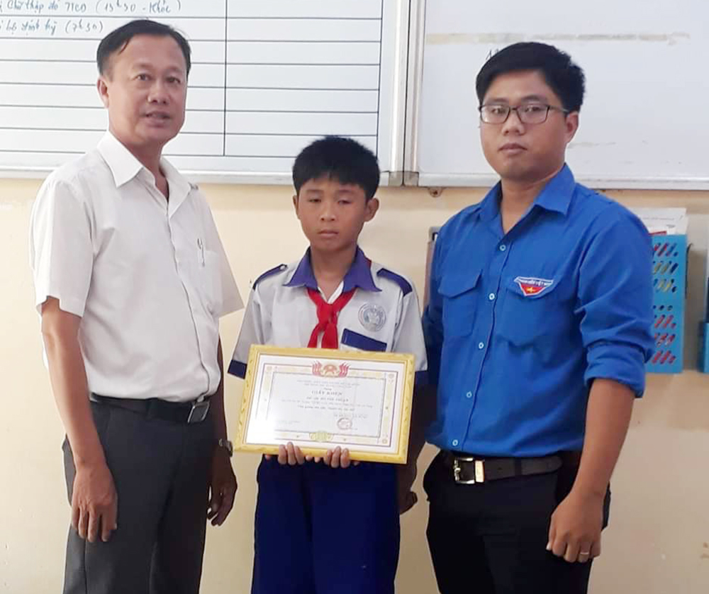 Khen thưởng học sinh trả lại cho người đánh rơi gần 68 triệu đồng
