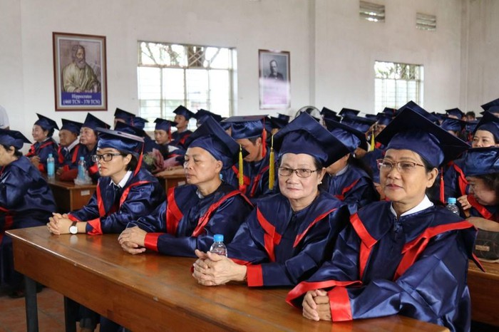 Cụ ông 76 tuổi nhận bằng tốt nghiệp y sĩ
