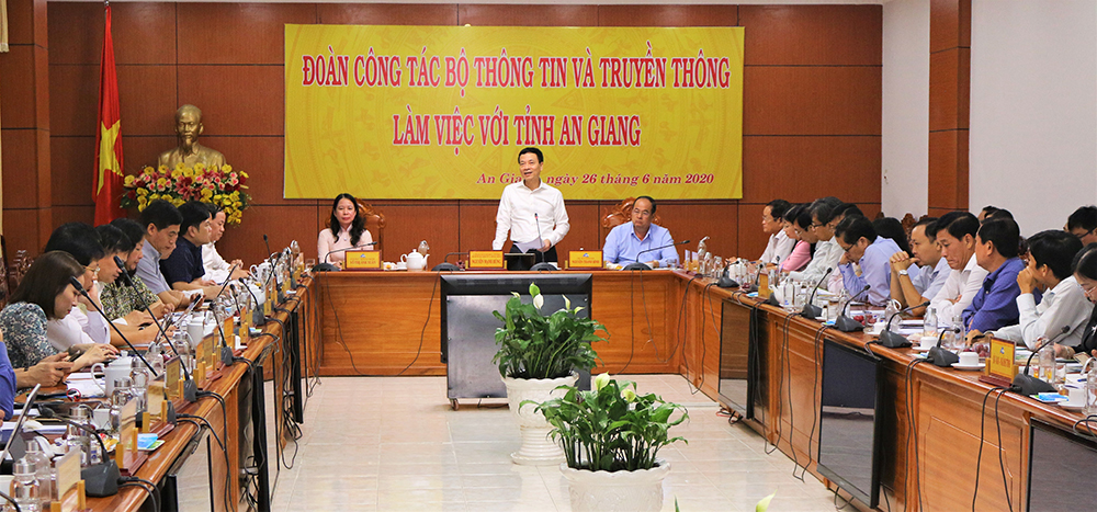 Thúc đẩy xây dựng chính quyền điện tử và phát triển đô thị thông minh