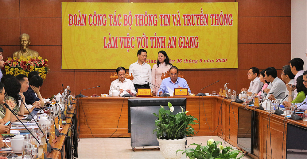 Thúc đẩy xây dựng chính quyền điện tử và phát triển đô thị thông minh