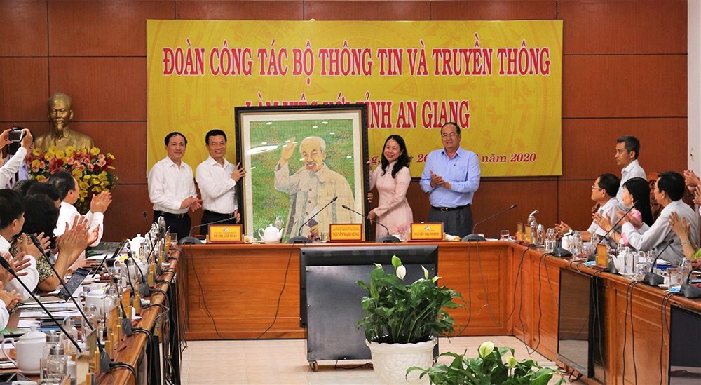 Thúc đẩy xây dựng chính quyền điện tử và phát triển đô thị thông minh