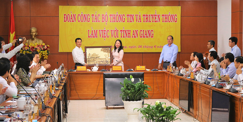 Thúc đẩy xây dựng chính quyền điện tử và phát triển đô thị thông minh