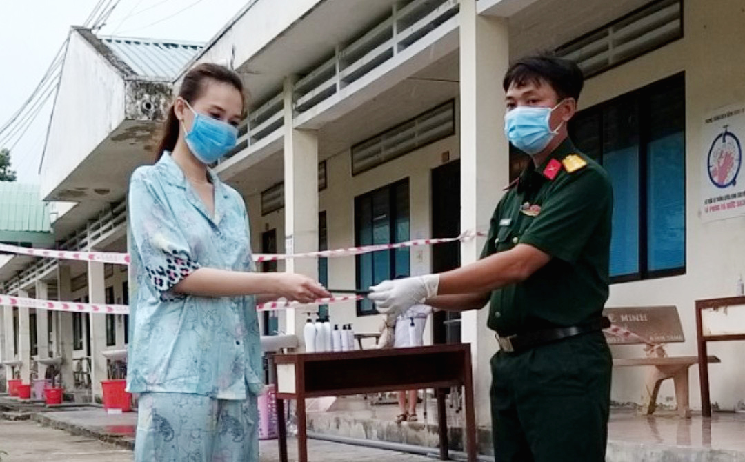 Trao trả điện thoại di động cho công dân đang cách ly tại Trường Quân sự tỉnh An Giang