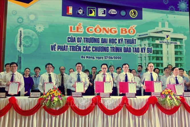 Bảy trường đại học kỹ thuật ký kết chương trình đào tạo kỹ sư