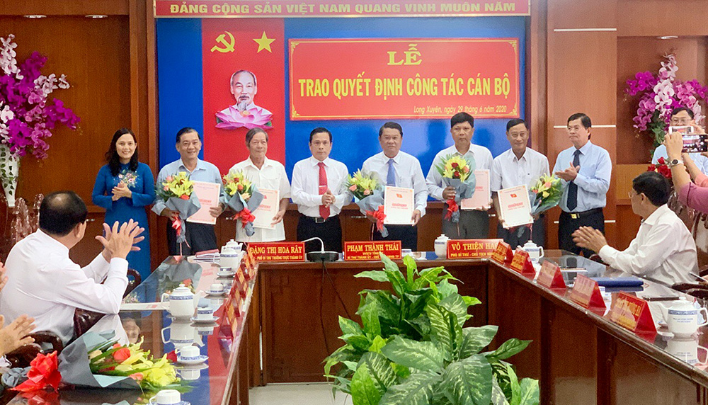 TP. Long Xuyên: Công bố quyết định công tác cán bộ
