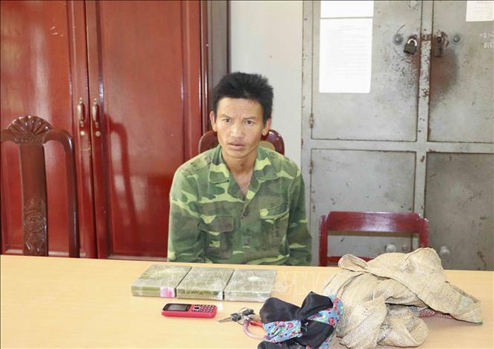 Bắt giữ đối tượng mua bán, vận chuyển trái phép 3 bánh heroin