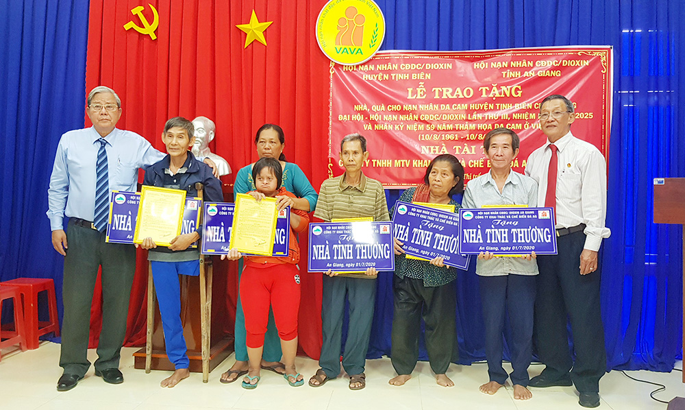 Trao 5 căn nhà “Mái ấm tình thương” và tặng quà nạn nhân chất độc da cam huyện Tịnh Biên, Tri Tôn