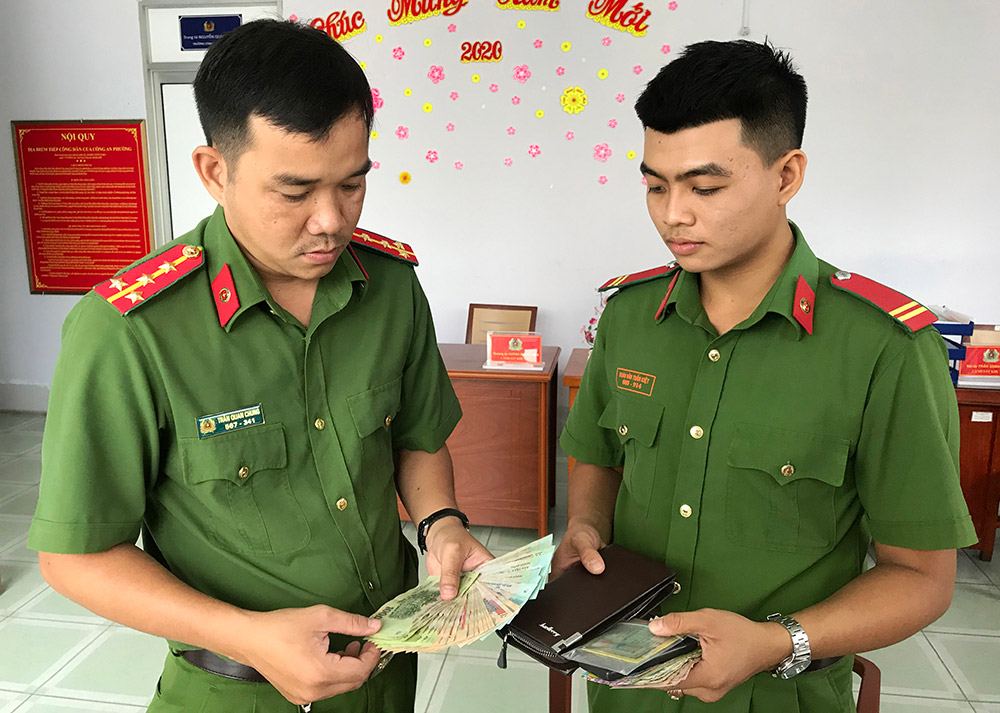 Chiến sĩ Công an nhặt được gần 10 triệu đồng trả cho người đánh rơi