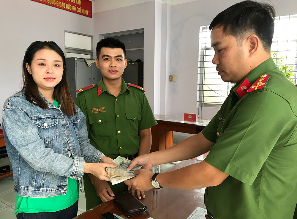 Chiến sĩ Công an nhặt được gần 10 triệu đồng trả cho người đánh rơi