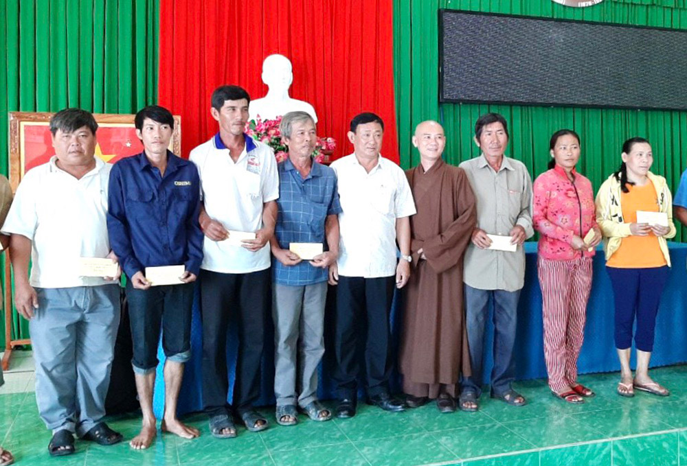 UBMTTQVN tỉnh An Giang thăm, trao tiền hỗ trợ các hộ dân nhà bị tốc mái do giông, lốc xoáy ở Chợ Mới