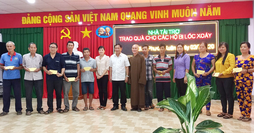 UBMTTQVN tỉnh An Giang thăm, trao tiền hỗ trợ các hộ dân nhà bị tốc mái do giông, lốc xoáy ở Chợ Mới