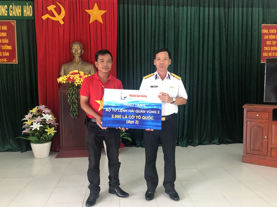 Trao 2.000 lá cờ Tổ quốc cho ngư dân ở cửa biển lớn nhất Bạc Liêu