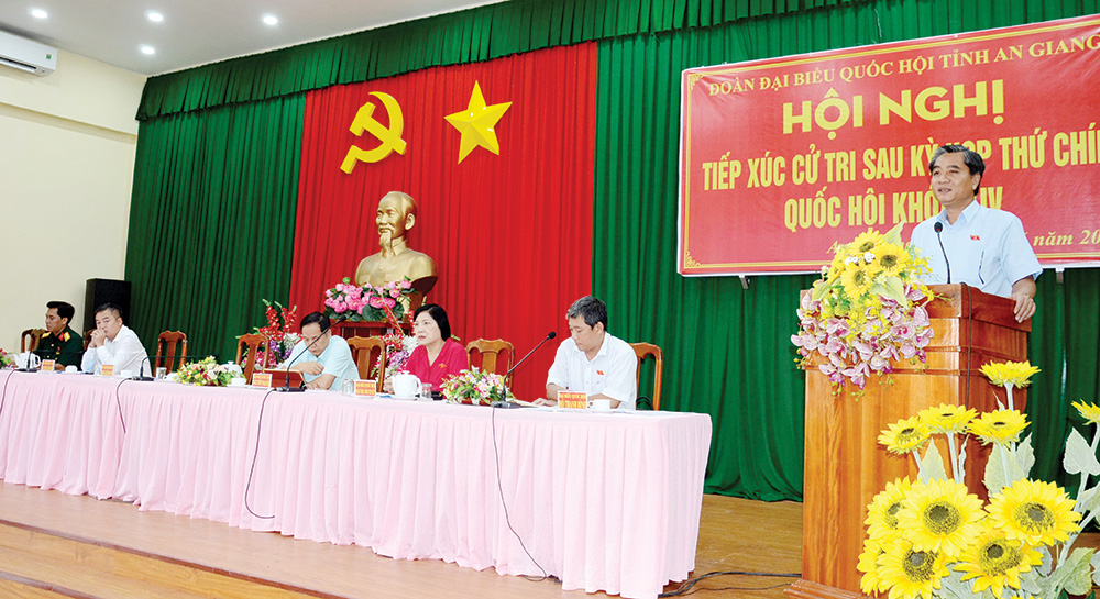 Lắng nghe ý kiến nhân dân