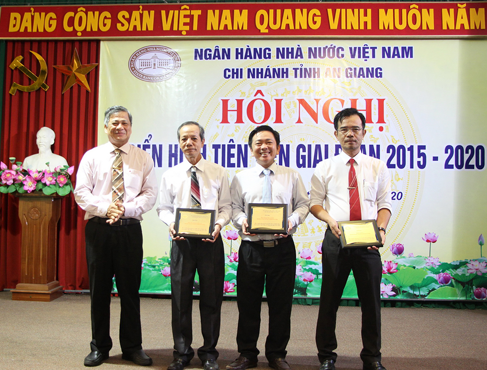 Ngân hàng Nhà nước- Chi nhánh An Giang tuyên dương 18 tập thể, cá nhân điển hình tiên tiến tiêu biểu