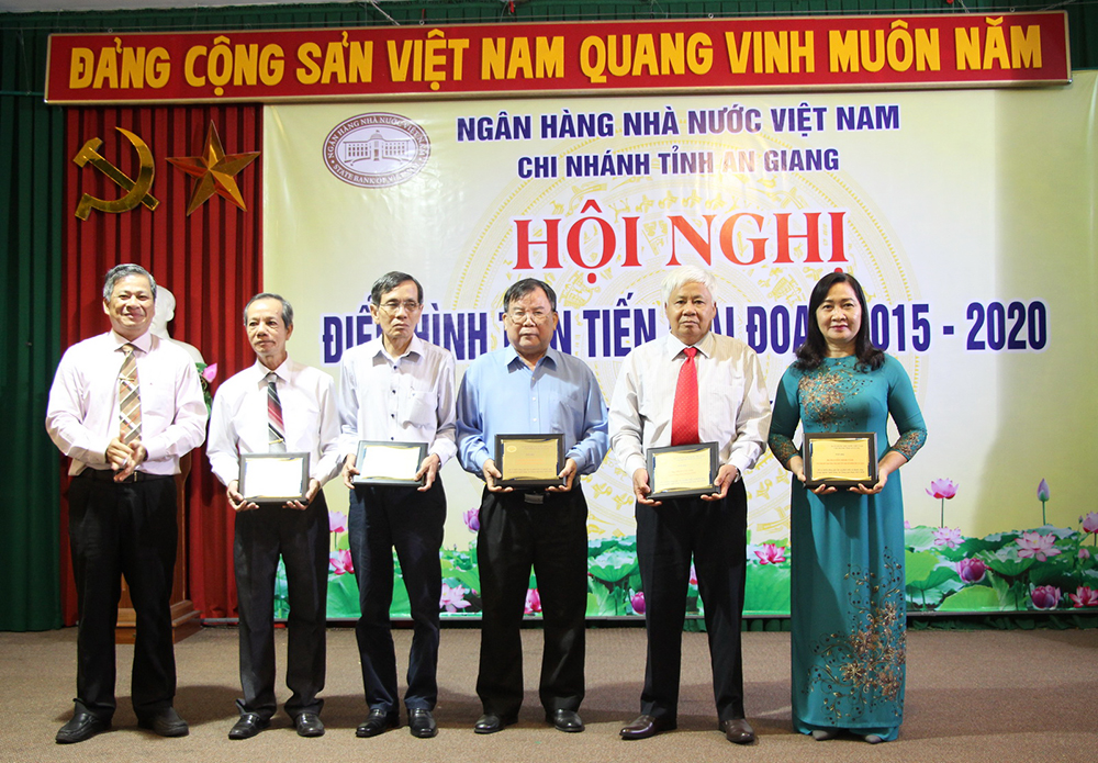 Ngân hàng Nhà nước- Chi nhánh An Giang tuyên dương 18 tập thể, cá nhân điển hình tiên tiến tiêu biểu
