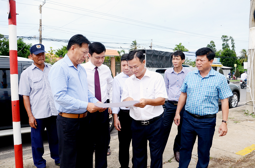 An Giang: Trao quyết định cho thuê đất và bàn giao đất ngoài thực địa xây dựng phân hiệu Trường Đại học Tôn Đức Thắng
