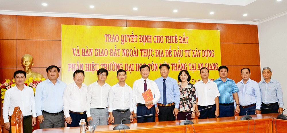 An Giang: Trao quyết định cho thuê đất và bàn giao đất ngoài thực địa xây dựng phân hiệu Trường Đại học Tôn Đức Thắng