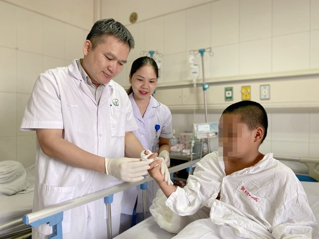 Nối thành công ngón tay bị đứt rời hoàn toàn cho bé trai 11 tuổi