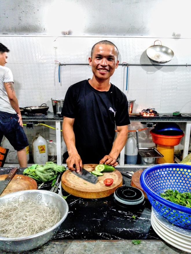 Đi bộ xuyên Việt không tiền, chàng trai quyên 127 triệu đồng giúp trẻ nghèo