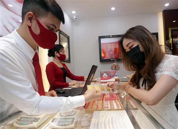 Vàng tiến sát mốc 51 triệu đồng mỗi lượng, các cửa hàng nhỏ lẻ đìu hiu