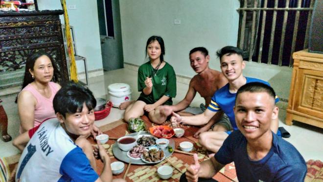Đi bộ xuyên Việt không tiền, chàng trai quyên 127 triệu đồng giúp trẻ nghèo