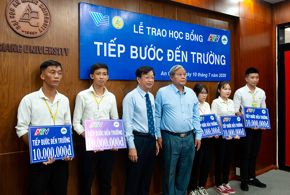 Trao học bổng "Tiếp bước đến trường" cho sinh viên Trường Đại học An Giang