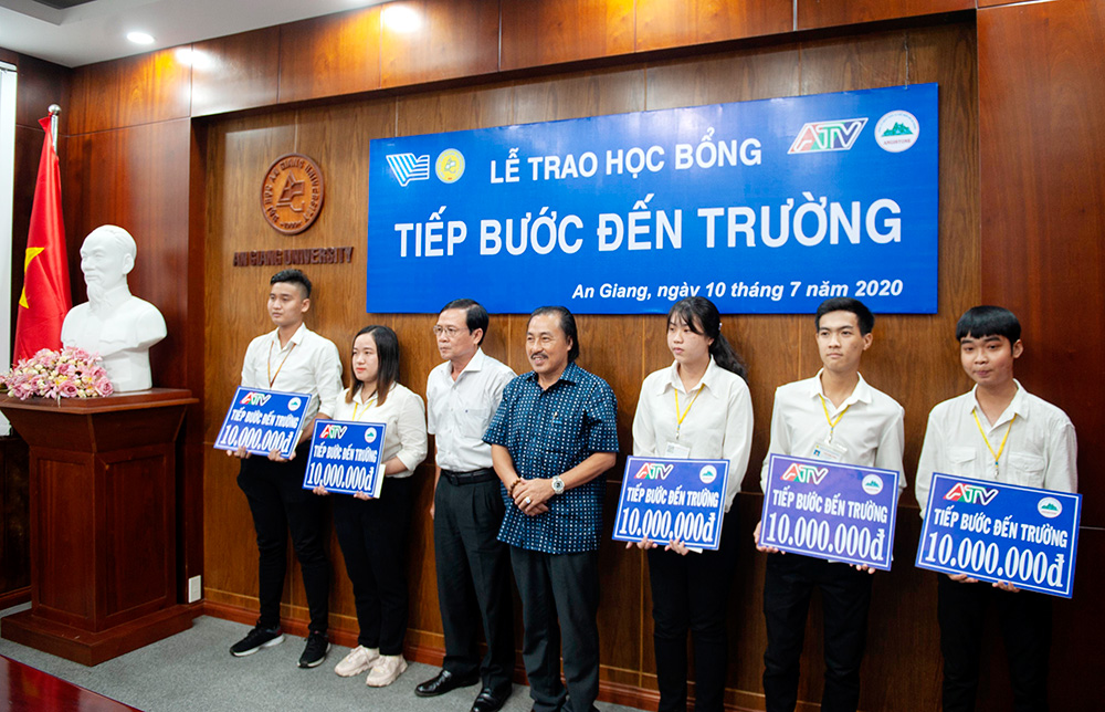 Trao học bổng "Tiếp bước đến trường" cho sinh viên Trường Đại học An Giang