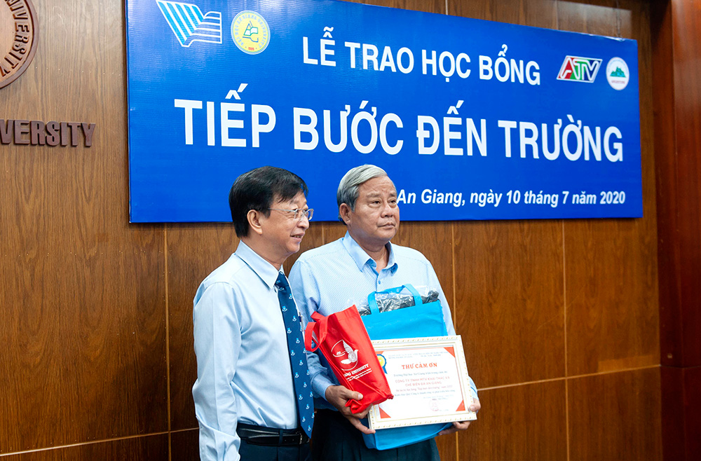 Trao học bổng "Tiếp bước đến trường" cho sinh viên Trường Đại học An Giang