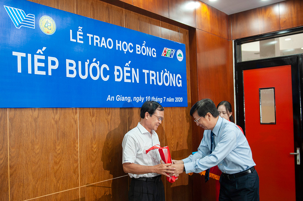 Trao học bổng "Tiếp bước đến trường" cho sinh viên Trường Đại học An Giang