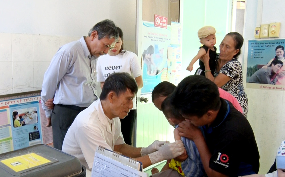 Trung tâm Kiểm soát bệnh tật An Giang kiểm tra công tác tiêm chủng tại huyện Phú Tân