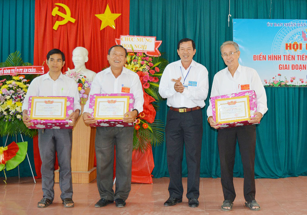 Thị trấn An Châu tuyên dương điển hình tiên tiến giai đoạn 2015-2020