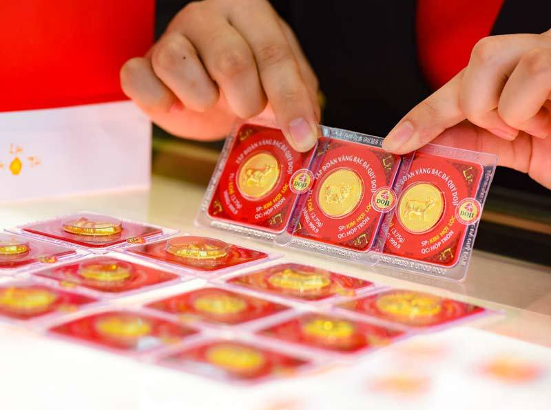 Giá vàng hôm nay 10-7: Tăng thẳng đứng, lên đỉnh 9 năm
