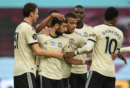 Trọng tài "tặng" phạt đền, Man United lập kỷ lục Ngoại hạng Anh