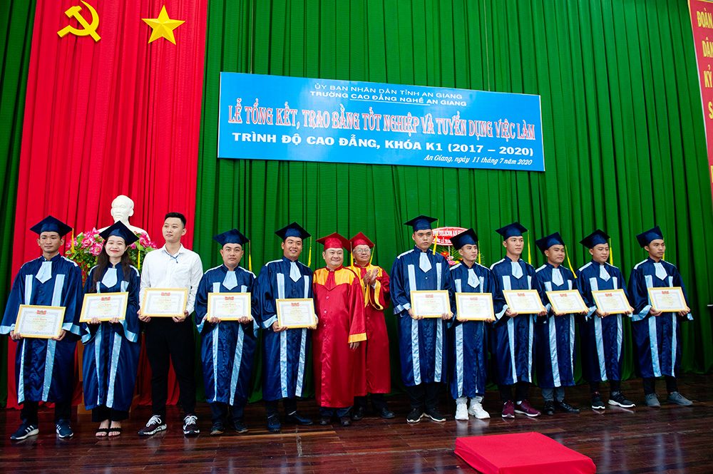 Trường Cao đẳng Nghề An Giang phát bằng tốt nghiệp trình độ Cao đẳng khóa K 1 (2017- 2020)