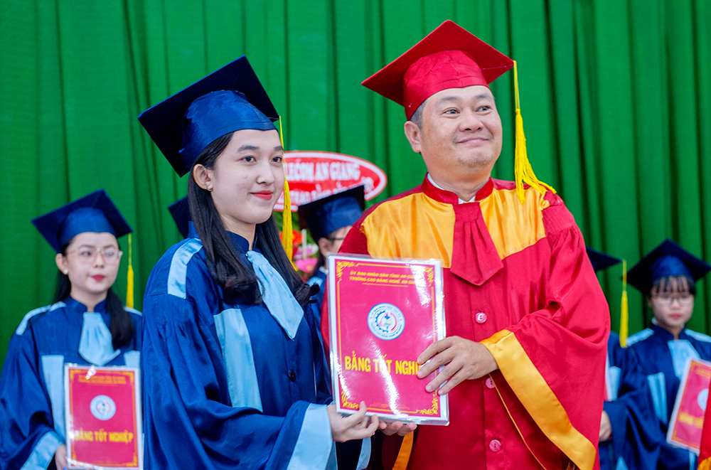 Trường Cao đẳng Nghề An Giang phát bằng tốt nghiệp trình độ Cao đẳng khóa K 1 (2017- 2020)