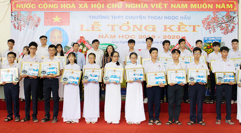 Hơn 1.000 học sinh Trường THPT chuyên Thoại Ngọc Hầu xếp loại giỏi năm học 2019 - 2020