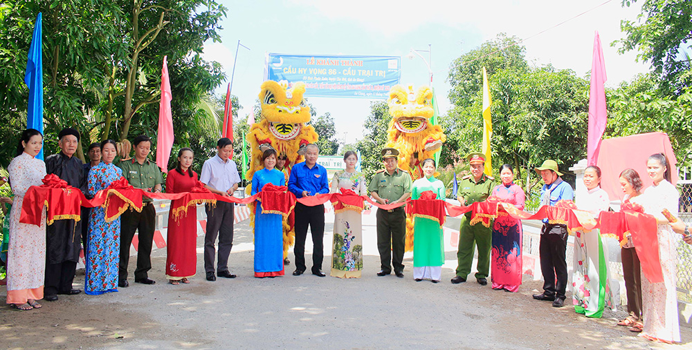 Khánh thành cầu Hy vọng 86 - cầu Trại Trị xã Bình Phước Xuân