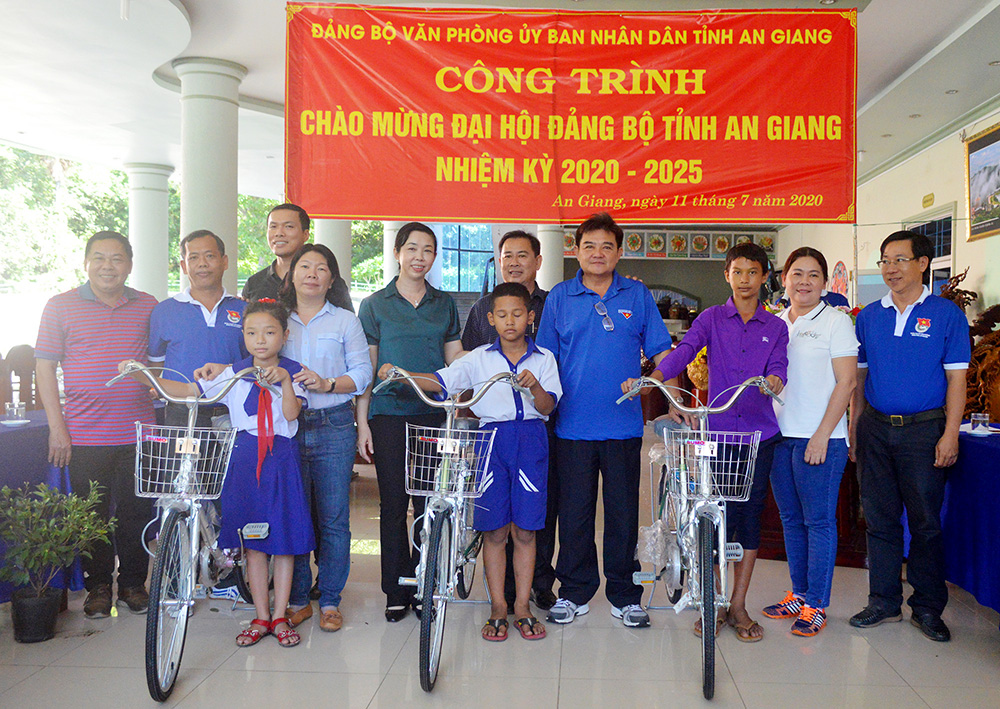 Trồng sim và tặng quà cho học sinh nghèo trên núi Cấm