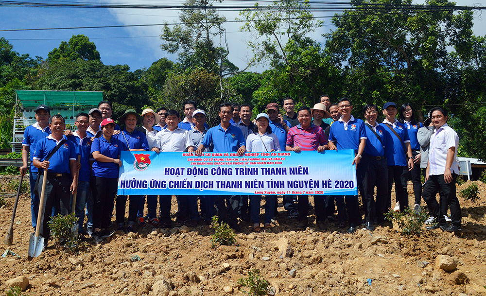 Trồng sim và tặng quà cho học sinh nghèo trên núi Cấm