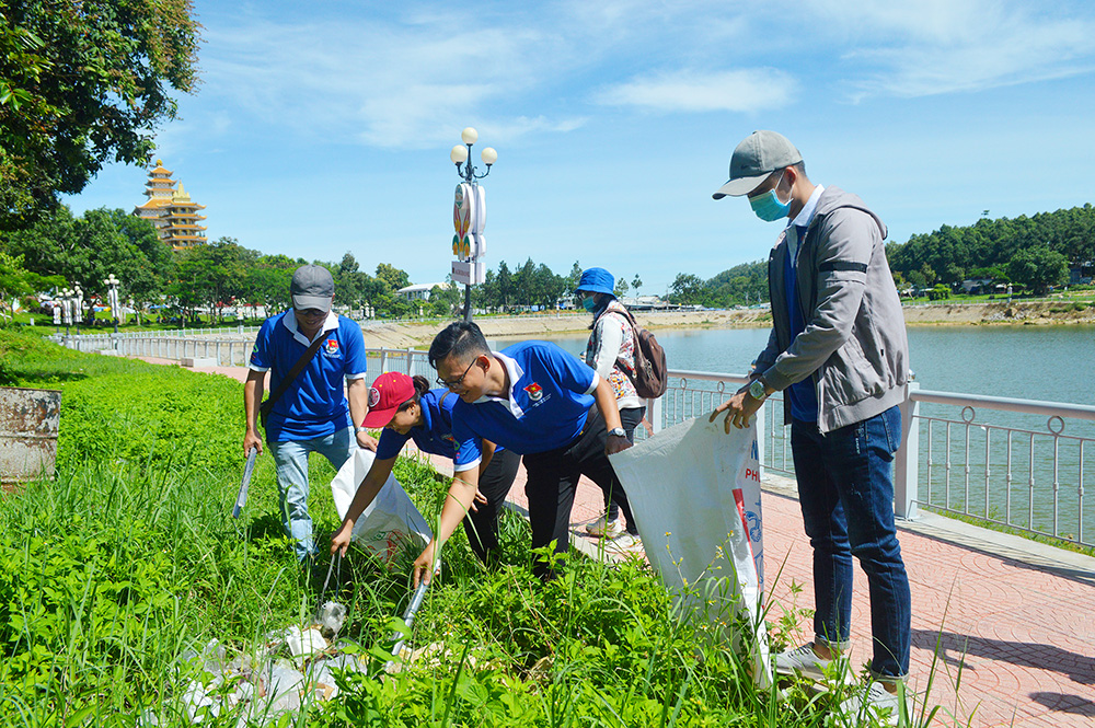 Trồng sim và tặng quà cho học sinh nghèo trên núi Cấm