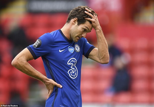 Premier League: Liverpool đứt mạch toàn thắng, Chelsea thua sốc