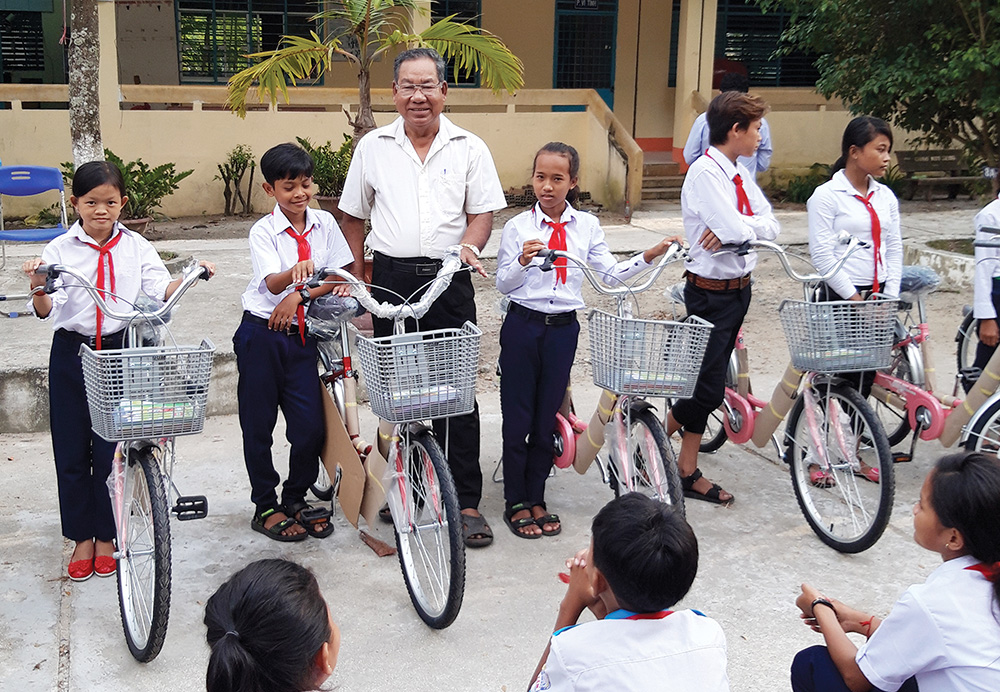 Người có uy tín với phong trào khuyến học