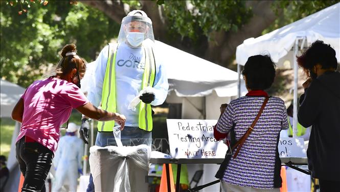 Ca mắc COVID-19 tăng mạnh, California ngừng kế hoạch mở cửa trở lại