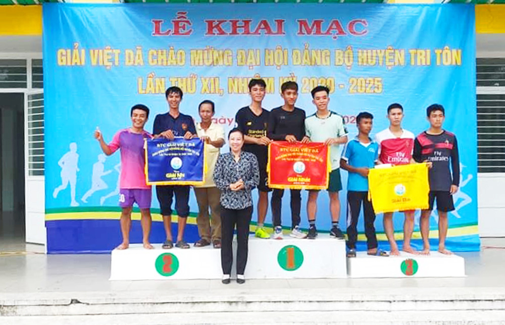 Sôi nổi hoạt động thể thao chào mừng Đại hội Đảng các cấp
