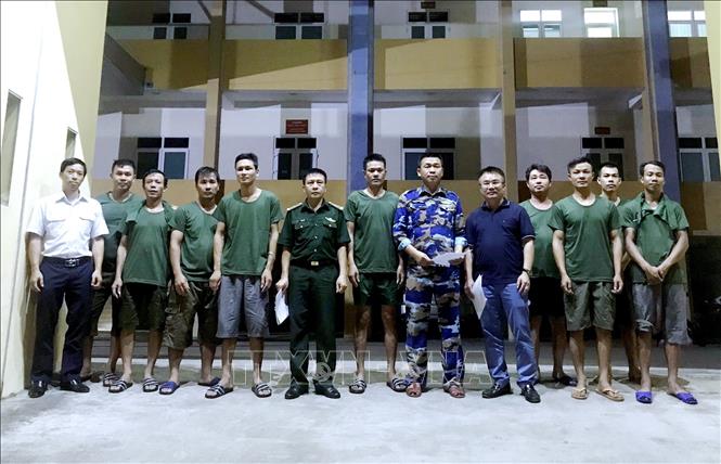 Tàu gẫy làm đôi do sóng lừng, 9 thuyền viên gặp nạn