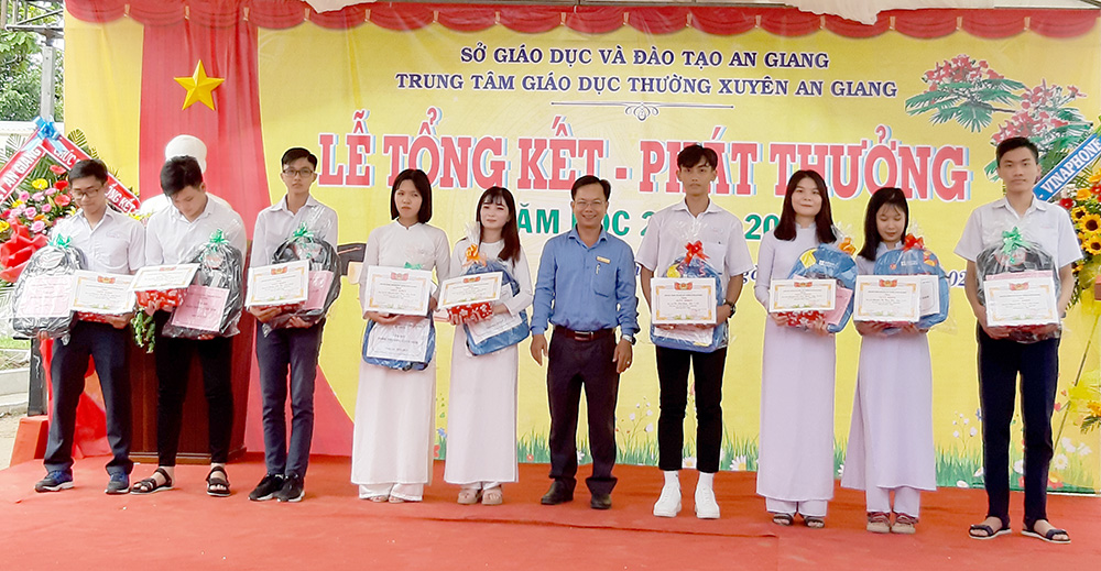 Trung tâm Giáo dục thường xuyên An Giang: Tổng kết và phát thưởng năm học 2019 - 2020